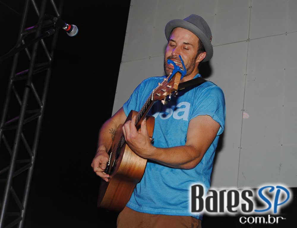 Mat Mchugh se apresentou no Na Mata Café na segunda Mat Mchugh se apresentou no Na Mata Café na segunda