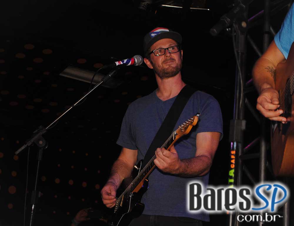 Mat Mchugh se apresentou no Na Mata Café na segunda Mat Mchugh se apresentou no Na Mata Café na segunda