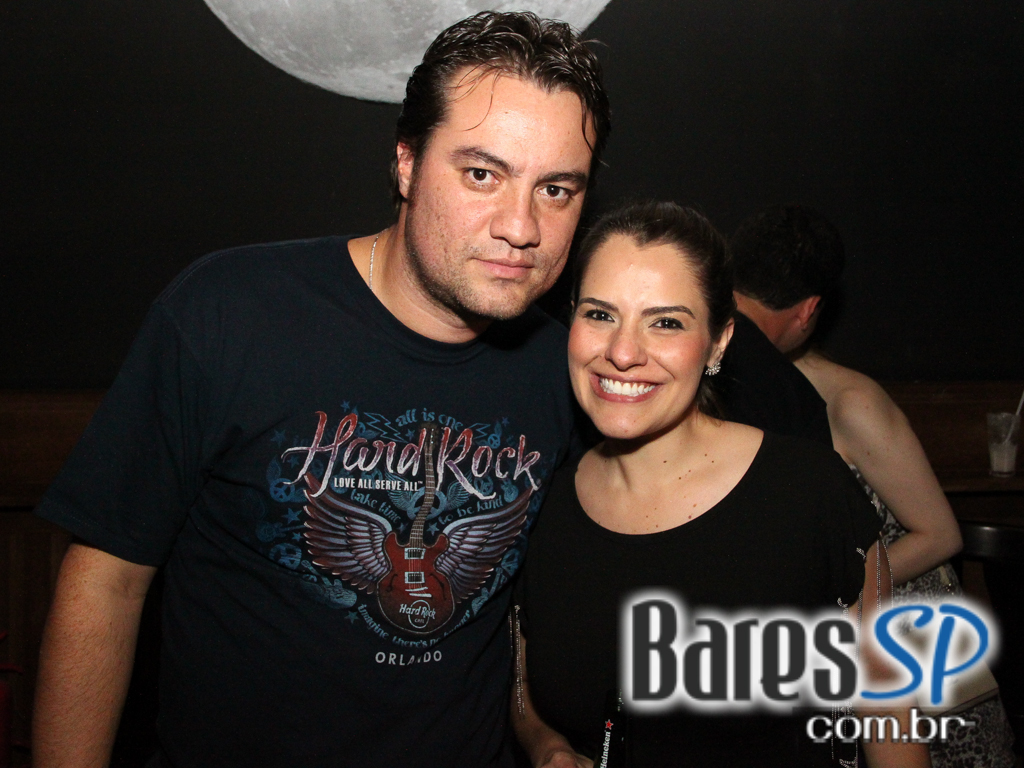 St. George's Pub embalou a noite de feriado com o comando da banda Almanak St. George's Pub embalou a noite de feriado com o comando da banda Almanak