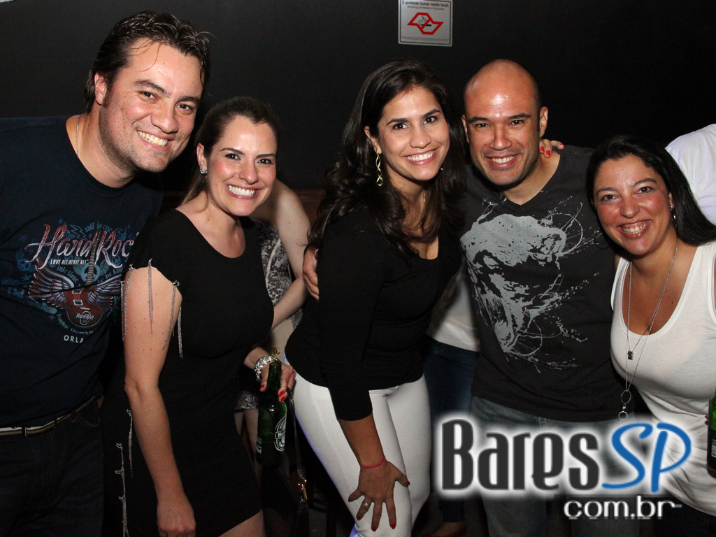 St. George's Pub embalou a noite de feriado com o comando da banda Almanak St. George's Pub embalou a noite de feriado com o comando da banda Almanak