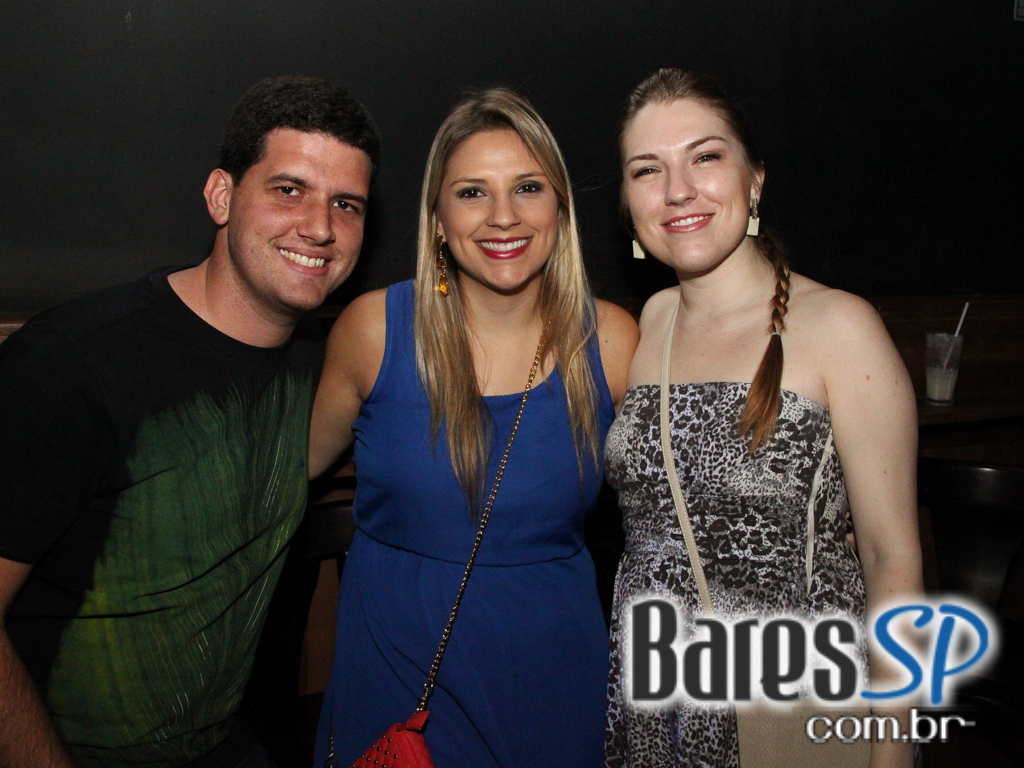 St. George's Pub embalou a noite de feriado com o comando da banda Almanak St. George's Pub embalou a noite de feriado com o comando da banda Almanak