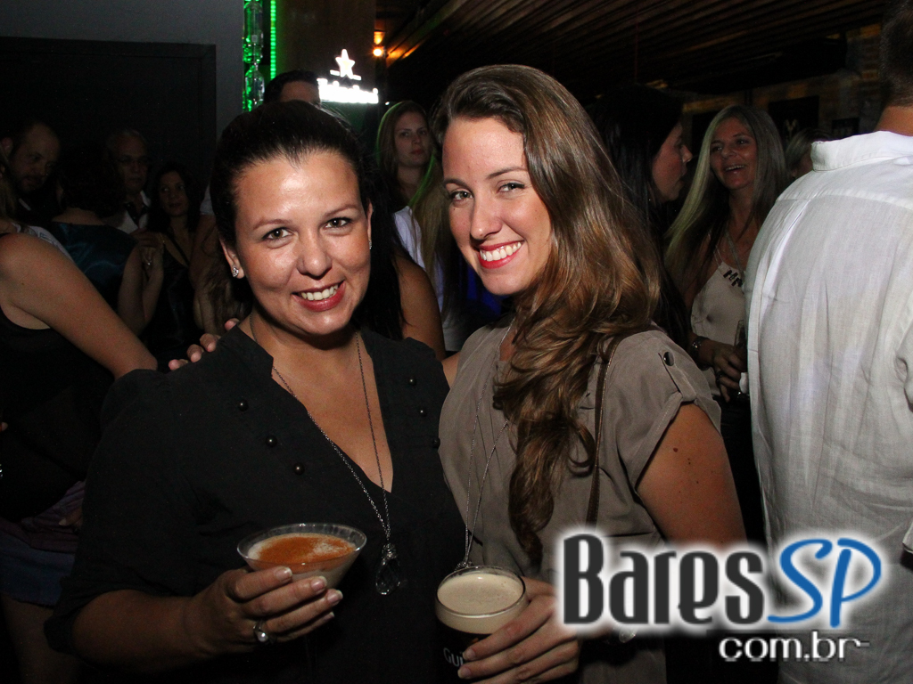 St. George's Pub embalou a noite de feriado com o comando da banda Almanak St. George's Pub embalou a noite de feriado com o comando da banda Almanak