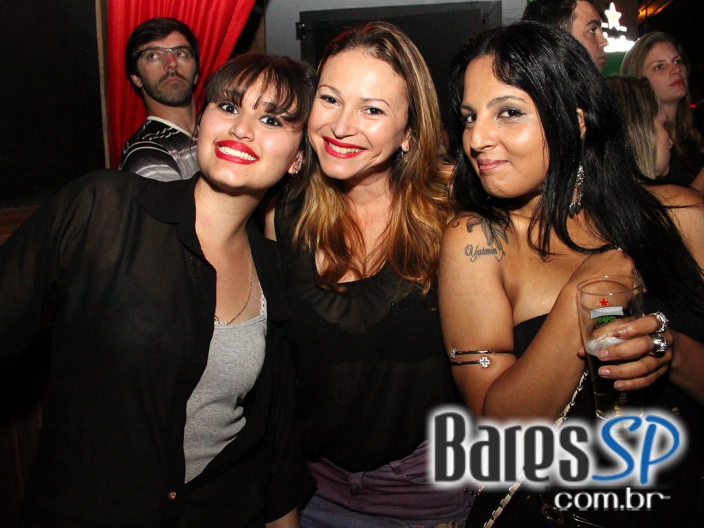 St. George's Pub embalou a noite de feriado com o comando da banda Almanak St. George's Pub embalou a noite de feriado com o comando da banda Almanak