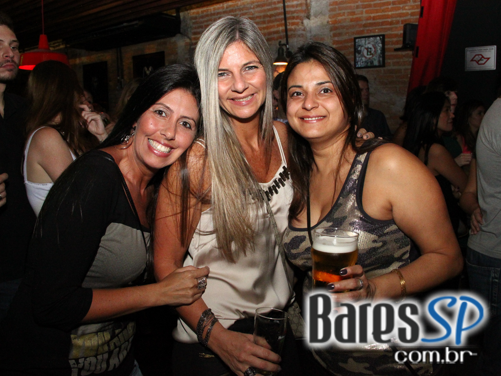 St. George's Pub embalou a noite de feriado com o comando da banda Almanak St. George's Pub embalou a noite de feriado com o comando da banda Almanak