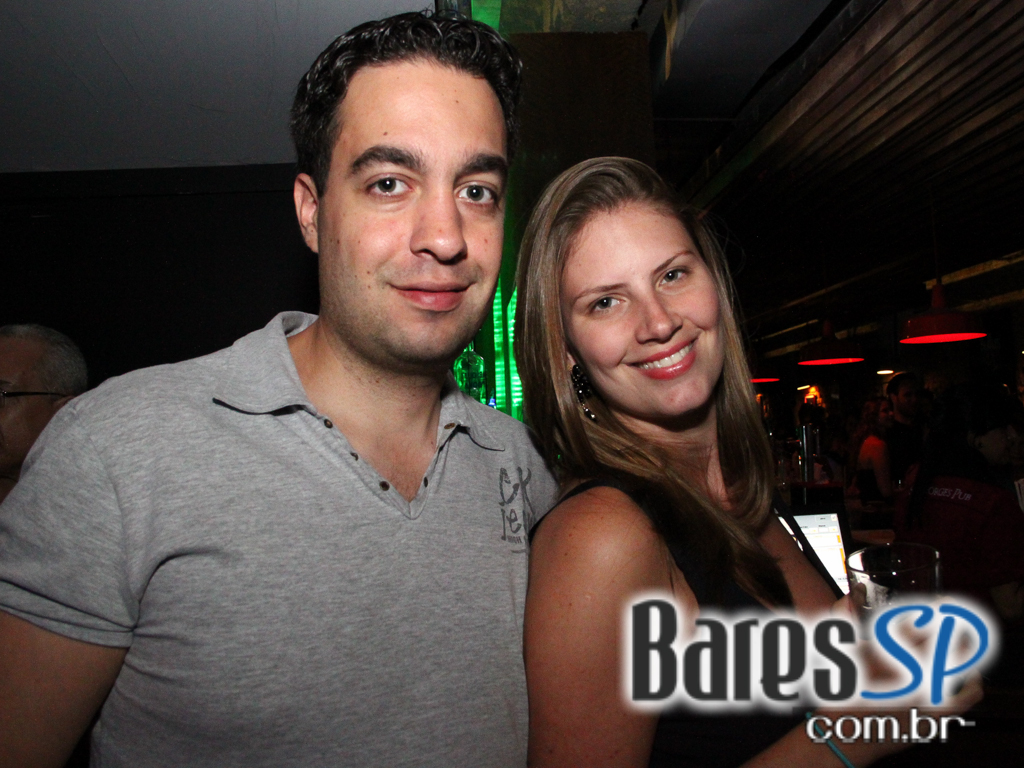 St. George's Pub embalou a noite de feriado com o comando da banda Almanak St. George's Pub embalou a noite de feriado com o comando da banda Almanak