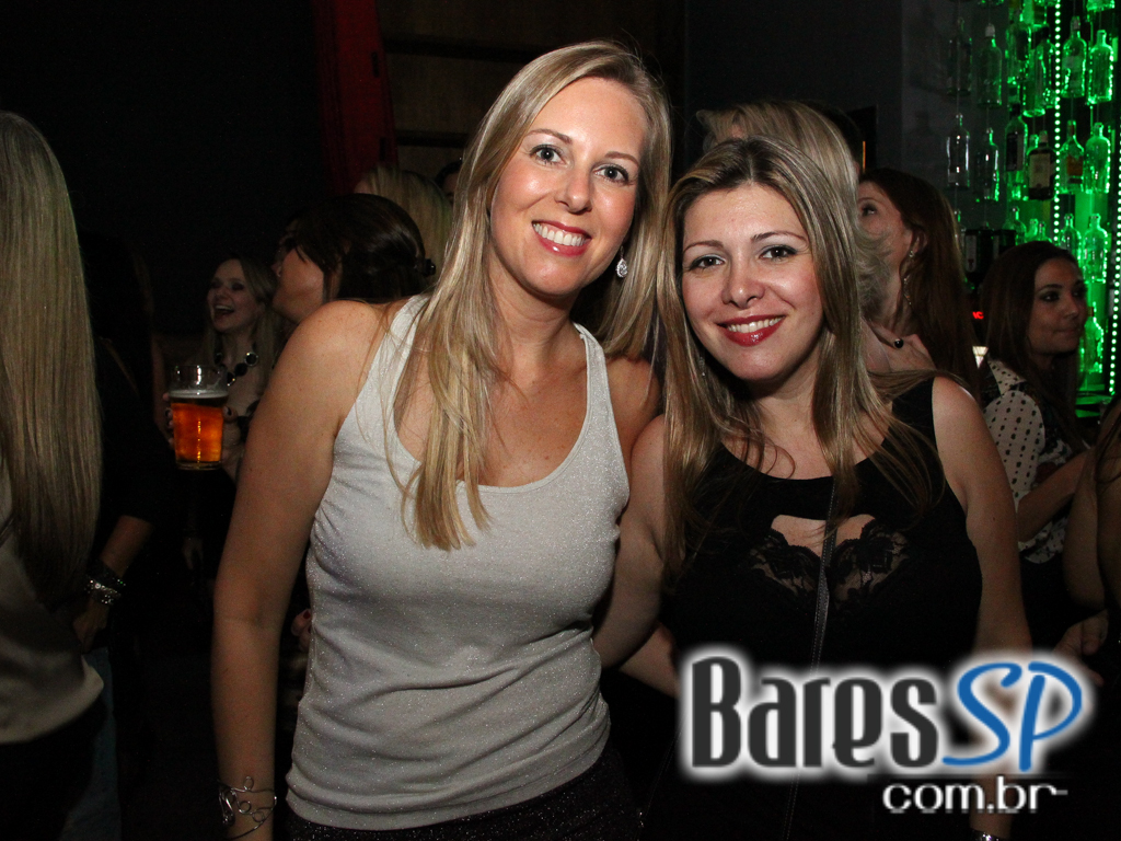 St. George's Pub embalou a noite de feriado com o comando da banda Almanak St. George's Pub embalou a noite de feriado com o comando da banda Almanak