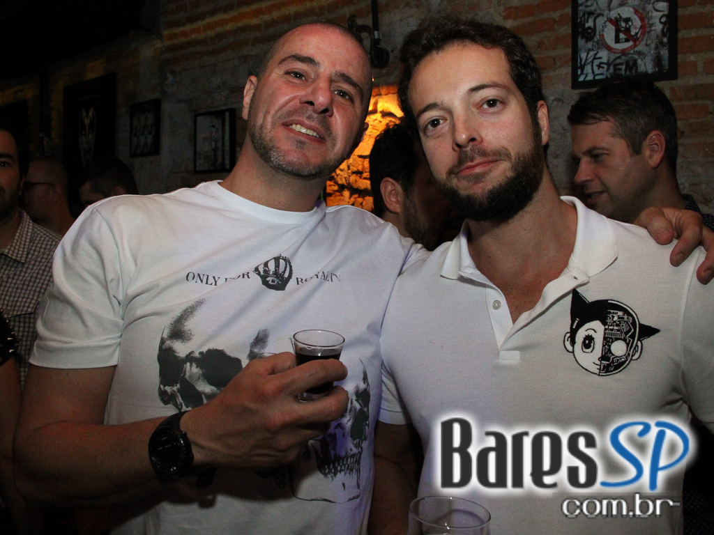 St. George's Pub embalou a noite de feriado com o comando da banda Almanak St. George's Pub embalou a noite de feriado com o comando da banda Almanak