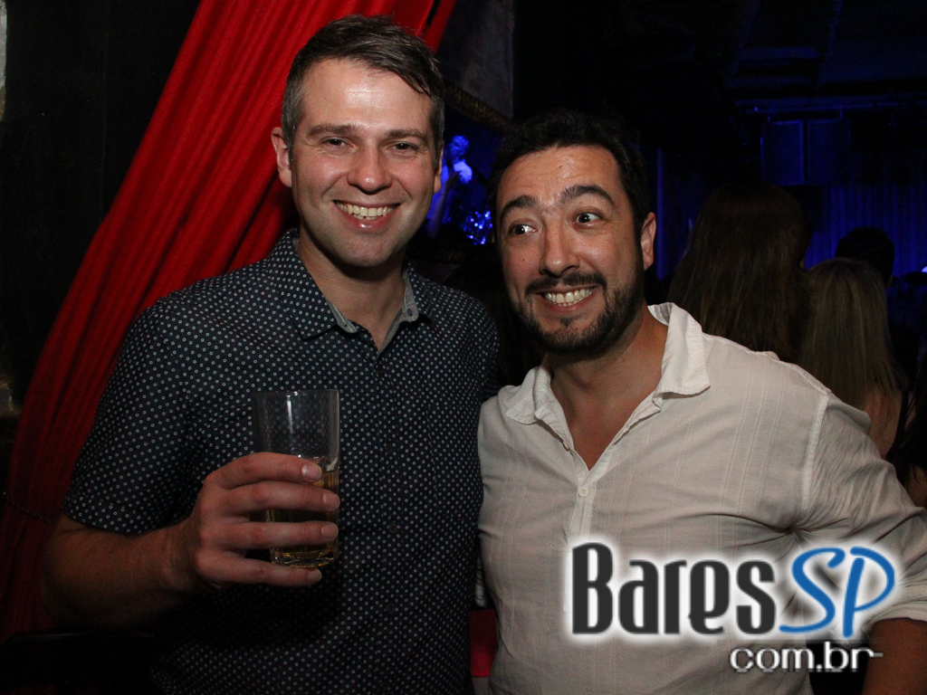 St. George's Pub embalou a noite de feriado com o comando da banda Almanak St. George's Pub embalou a noite de feriado com o comando da banda Almanak