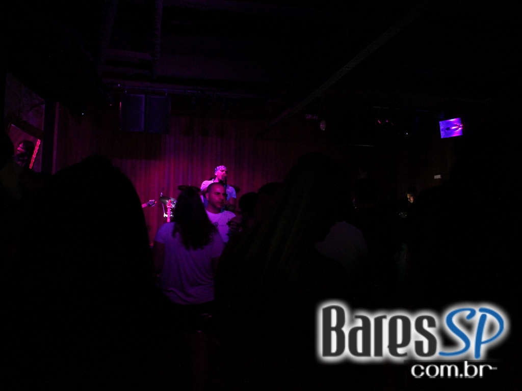 St. George's Pub embalou a noite de feriado com o comando da banda Almanak St. George's Pub embalou a noite de feriado com o comando da banda Almanak