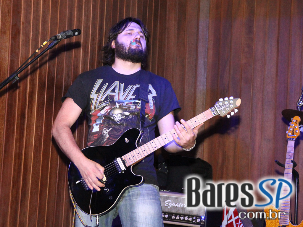 St. George's Pub embalou a noite de feriado com o comando da banda Almanak St. George's Pub embalou a noite de feriado com o comando da banda Almanak