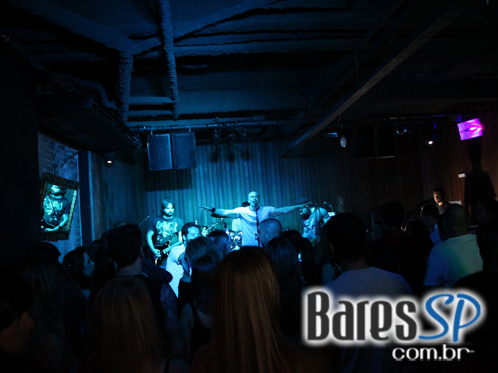 St. George's Pub embalou a noite de feriado com o comando da banda Almanak St. George's Pub embalou a noite de feriado com o comando da banda Almanak