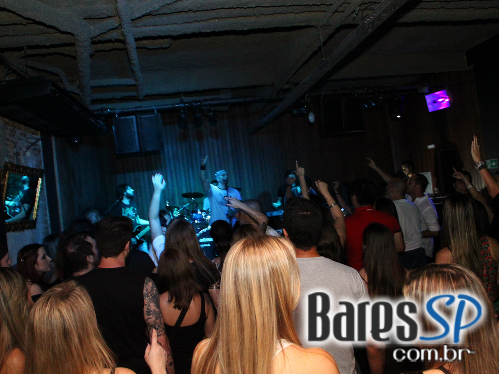 St. George's Pub embalou a noite de feriado com o comando da banda Almanak St. George's Pub embalou a noite de feriado com o comando da banda Almanak