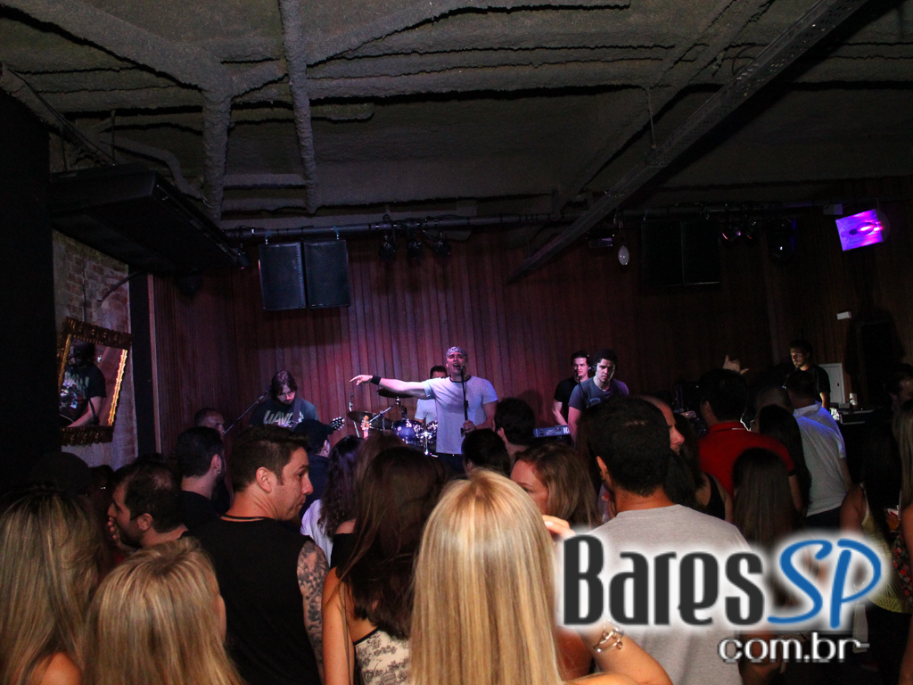 St. George's Pub embalou a noite de feriado com o comando da banda Almanak St. George's Pub embalou a noite de feriado com o comando da banda Almanak