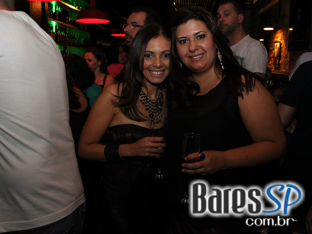 St. George's Pub embalou a noite de feriado com o comando da banda Almanak St. George's Pub embalou a noite de feriado com o comando da banda Almanak