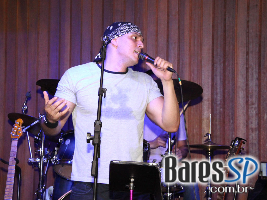 St. George's Pub embalou a noite de feriado com o comando da banda Almanak St. George's Pub embalou a noite de feriado com o comando da banda Almanak