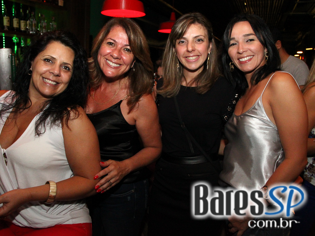 St. George's Pub embalou a noite de feriado com o comando da banda Almanak St. George's Pub embalou a noite de feriado com o comando da banda Almanak