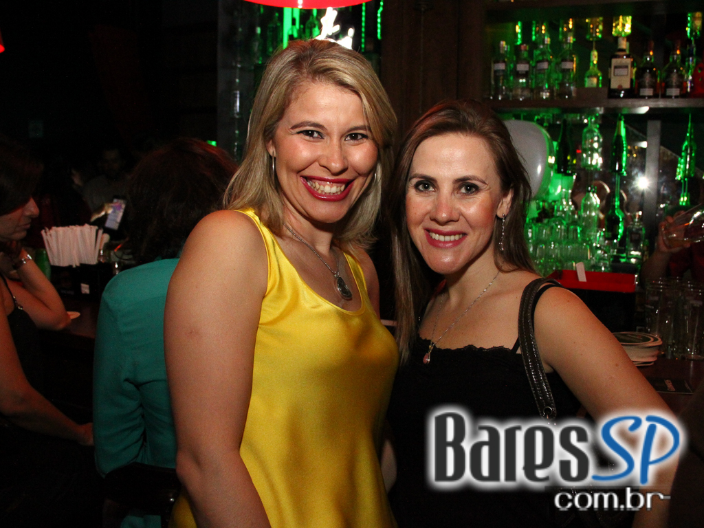 St. George's Pub embalou a noite de feriado com o comando da banda Almanak St. George's Pub embalou a noite de feriado com o comando da banda Almanak