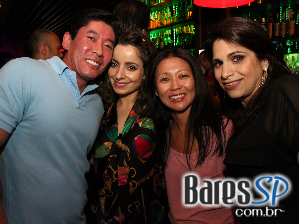 St. George's Pub embalou a noite de feriado com o comando da banda Almanak St. George's Pub embalou a noite de feriado com o comando da banda Almanak