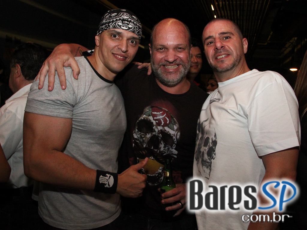 St. George's Pub embalou a noite de feriado com o comando da banda Almanak St. George's Pub embalou a noite de feriado com o comando da banda Almanak