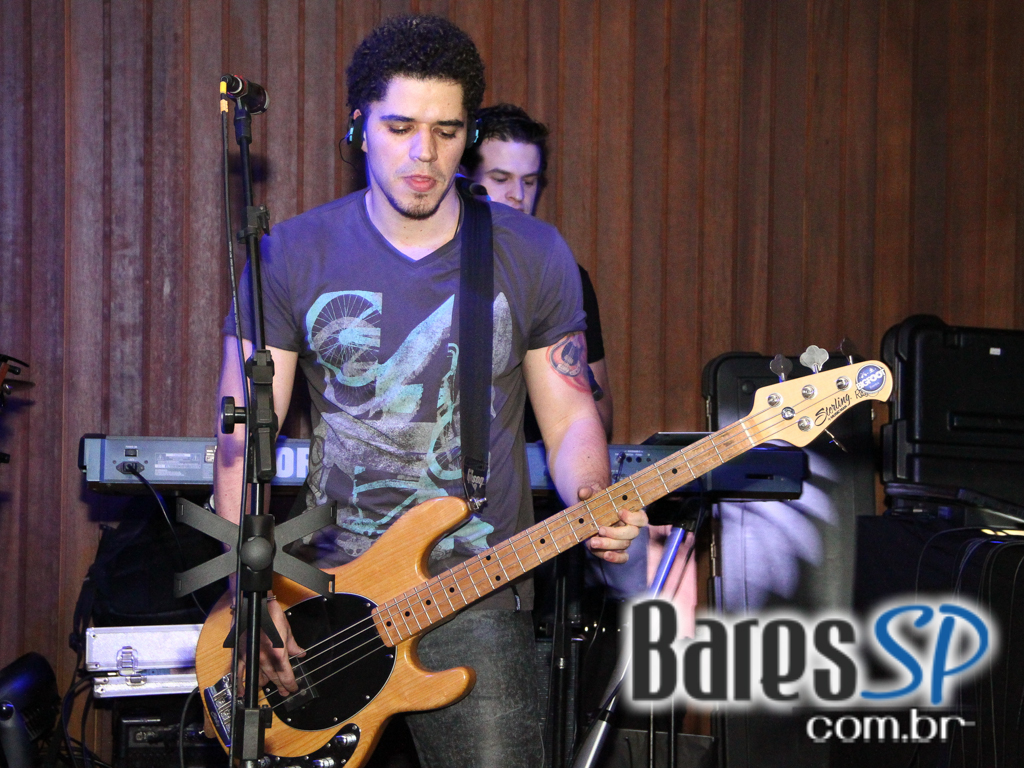 St. George's Pub embalou a noite de feriado com o comando da banda Almanak St. George's Pub embalou a noite de feriado com o comando da banda Almanak