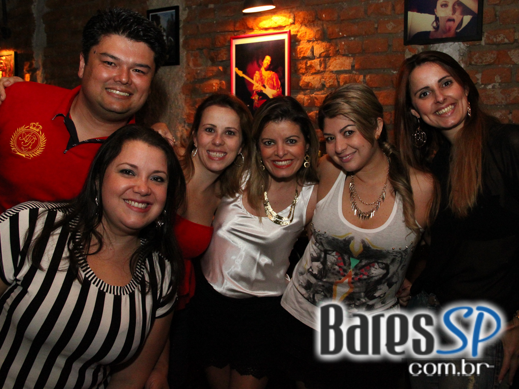 St. George's Pub embalou a noite de feriado com o comando da banda Almanak St. George's Pub embalou a noite de feriado com o comando da banda Almanak