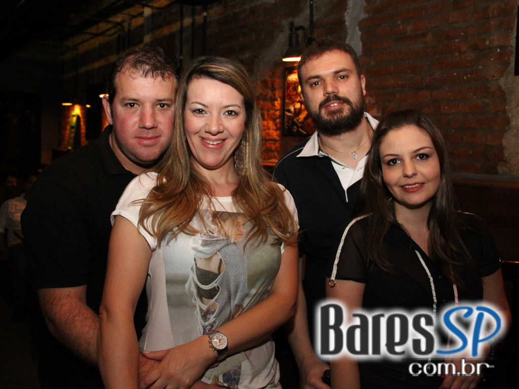 St. George's Pub embalou a noite de feriado com o comando da banda Almanak St. George's Pub embalou a noite de feriado com o comando da banda Almanak