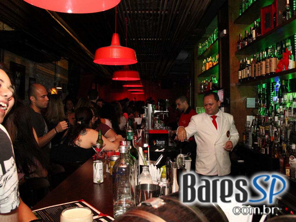 St. George's Pub embalou a noite de feriado com o comando da banda Almanak St. George's Pub embalou a noite de feriado com o comando da banda Almanak