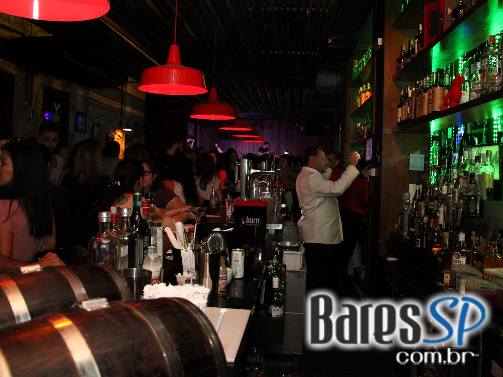 St. George's Pub embalou a noite de feriado com o comando da banda Almanak St. George's Pub embalou a noite de feriado com o comando da banda Almanak