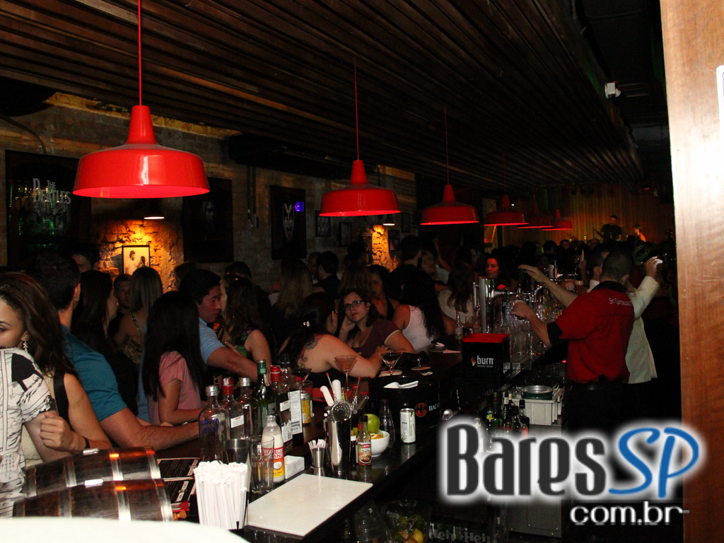 St. George's Pub embalou a noite de feriado com o comando da banda Almanak St. George's Pub embalou a noite de feriado com o comando da banda Almanak