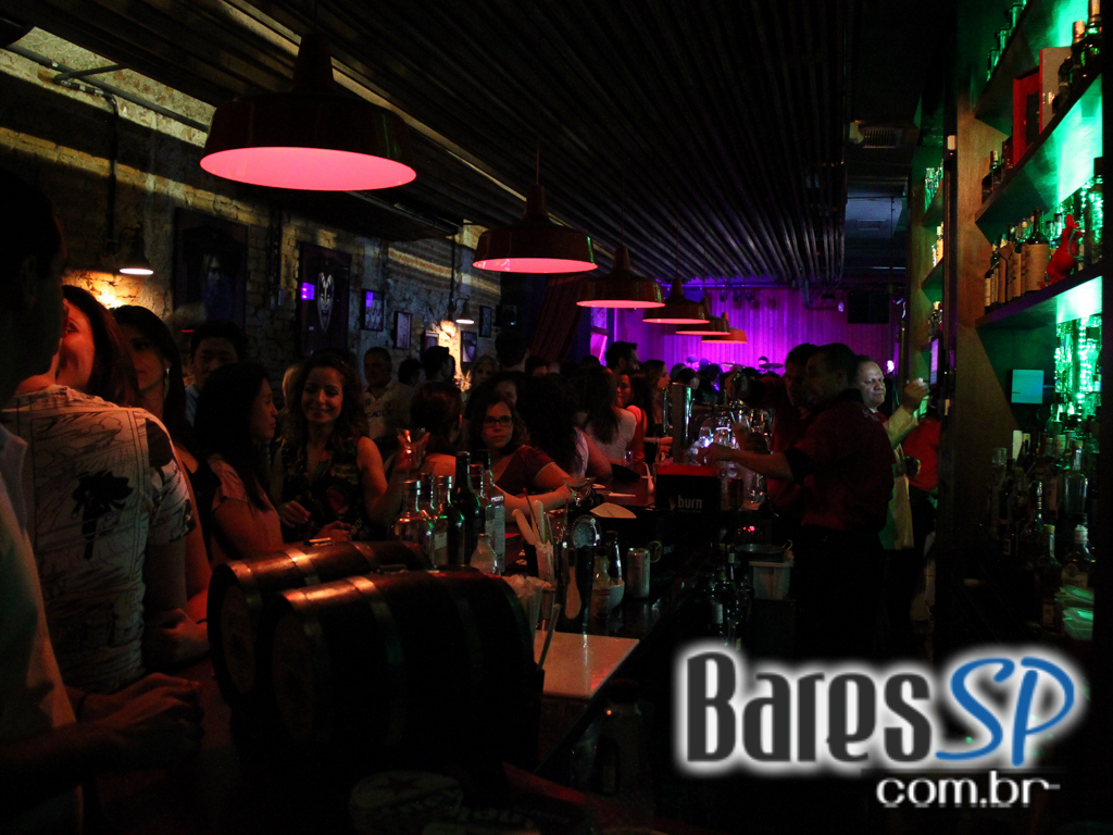 St. George's Pub embalou a noite de feriado com o comando da banda Almanak St. George's Pub embalou a noite de feriado com o comando da banda Almanak