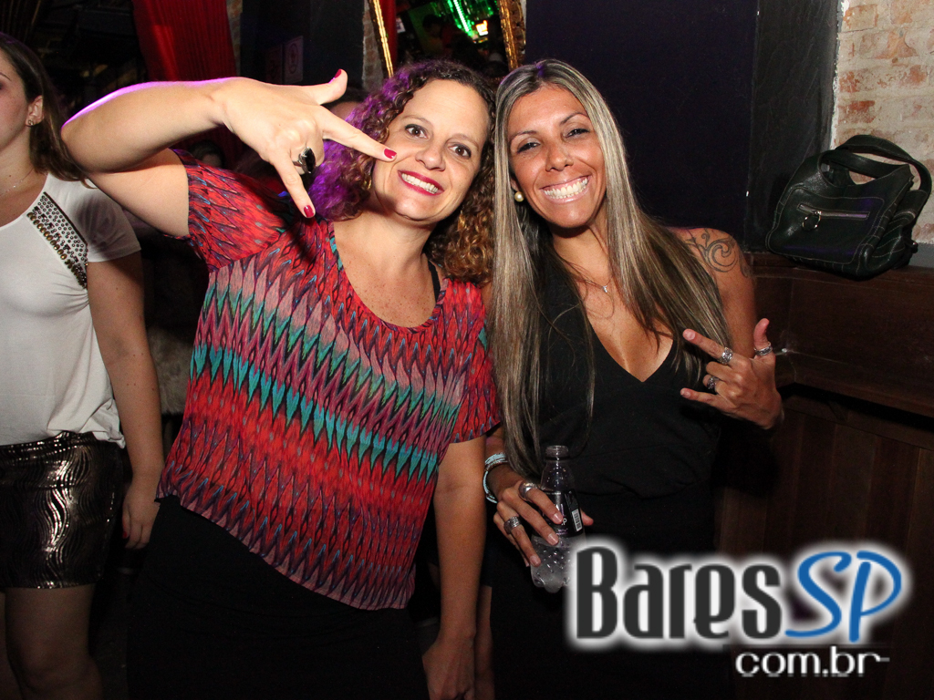 St. George's Pub embalou a noite de feriado com o comando da banda Almanak St. George's Pub embalou a noite de feriado com o comando da banda Almanak