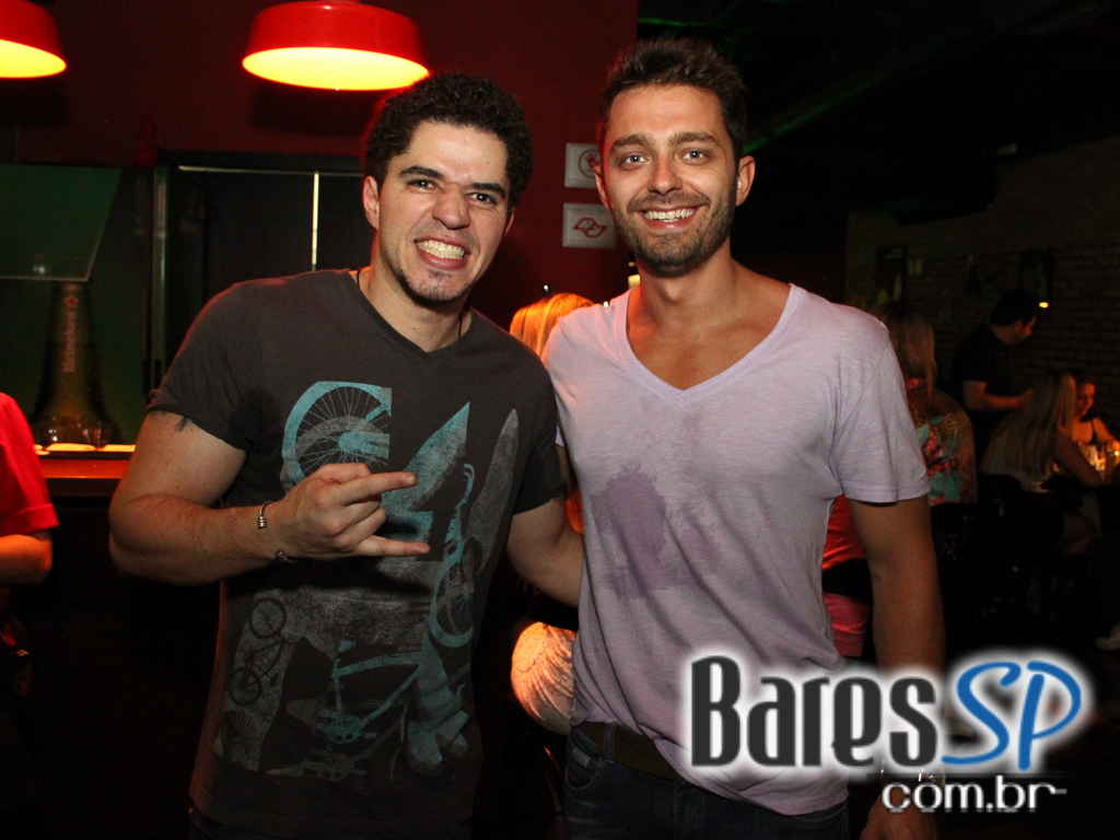 St. George's Pub embalou a noite de feriado com o comando da banda Almanak St. George's Pub embalou a noite de feriado com o comando da banda Almanak