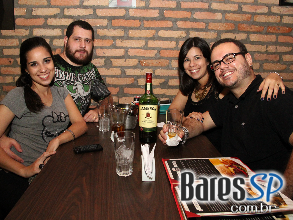 St. George's Pub embalou a noite de feriado com o comando da banda Almanak St. George's Pub embalou a noite de feriado com o comando da banda Almanak