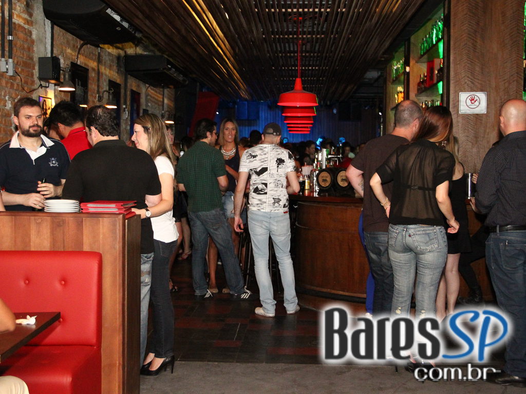 St. George's Pub embalou a noite de feriado com o comando da banda Almanak St. George's Pub embalou a noite de feriado com o comando da banda Almanak