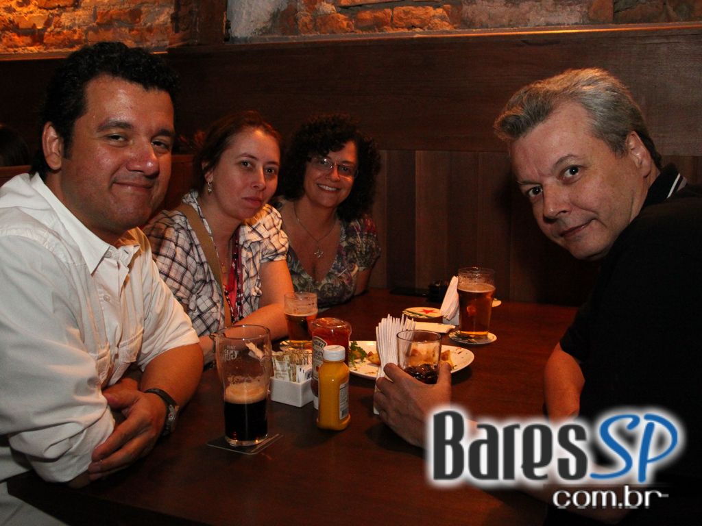 St. George's Pub embalou a noite de feriado com o comando da banda Almanak St. George's Pub embalou a noite de feriado com o comando da banda Almanak
