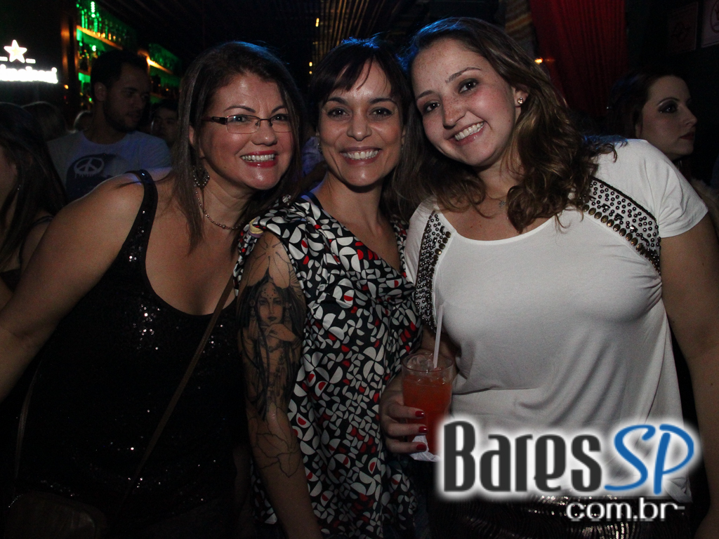 St. George's Pub embalou a noite de feriado com o comando da banda Almanak St. George's Pub embalou a noite de feriado com o comando da banda Almanak