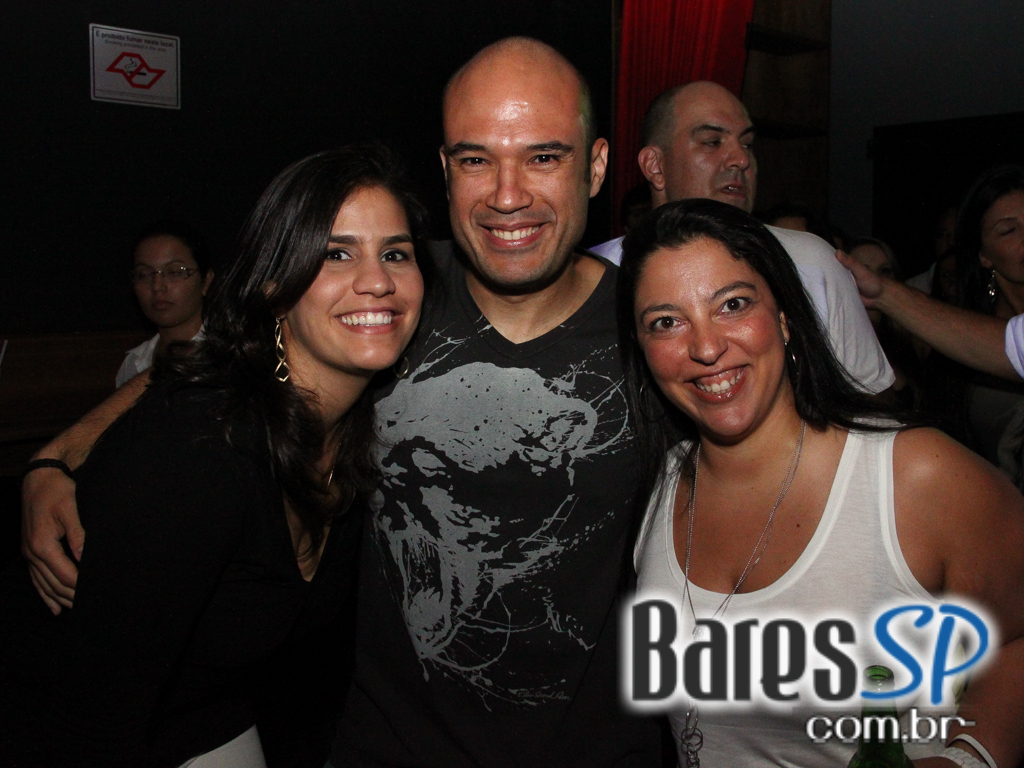 St. George's Pub embalou a noite de feriado com o comando da banda Almanak St. George's Pub embalou a noite de feriado com o comando da banda Almanak