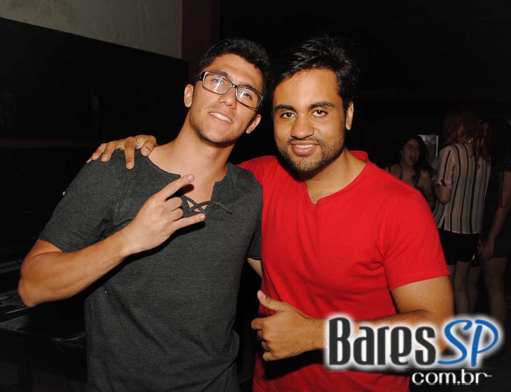 Os agitos do rock'n'roll no palco do Sky Music Bar no sábado Os agitos do rock'n'roll no palco do Sky Music Bar no sábado