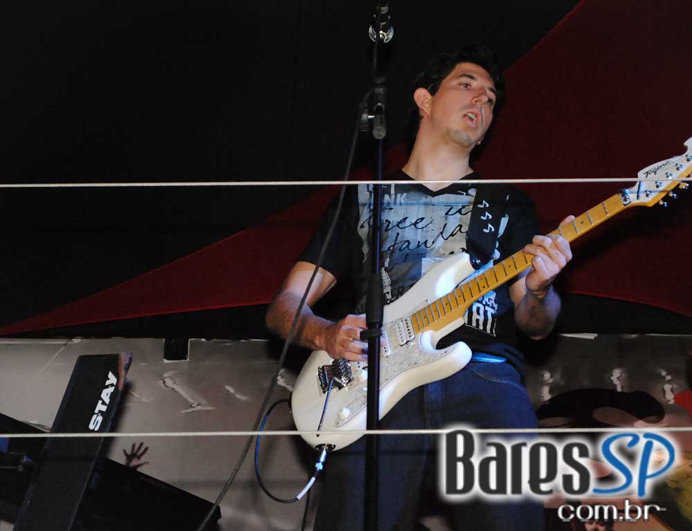 Os agitos do rock'n'roll no palco do Sky Music Bar no sábado Os agitos do rock'n'roll no palco do Sky Music Bar no sábado