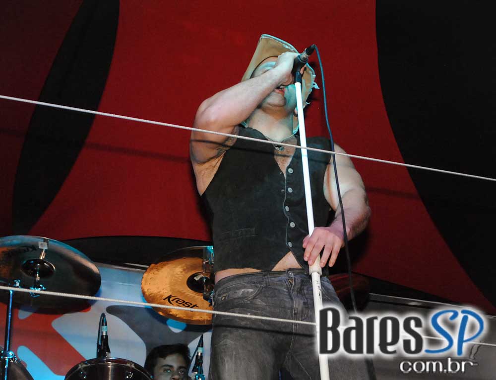 Os agitos do rock'n'roll no palco do Sky Music Bar no sábado Os agitos do rock'n'roll no palco do Sky Music Bar no sábado