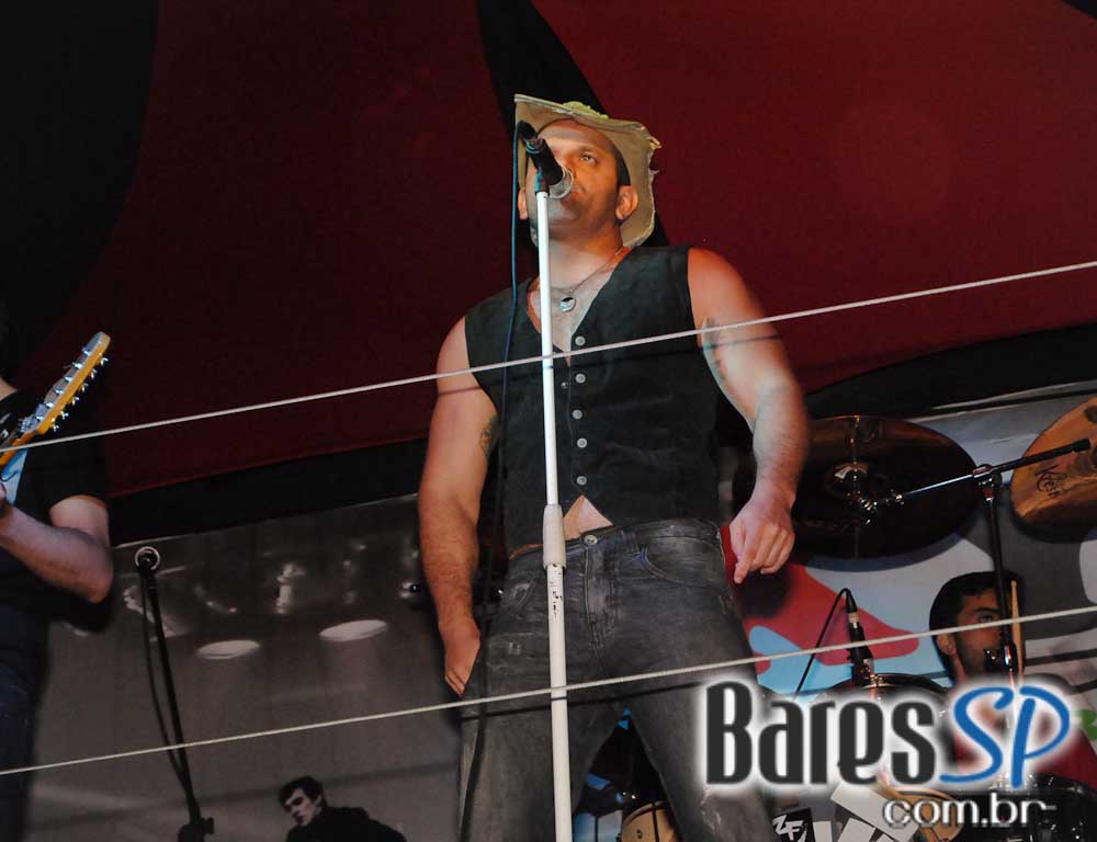 Os agitos do rock'n'roll no palco do Sky Music Bar no sábado Os agitos do rock'n'roll no palco do Sky Music Bar no sábado