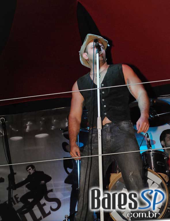 Os agitos do rock'n'roll no palco do Sky Music Bar no sábado Os agitos do rock'n'roll no palco do Sky Music Bar no sábado