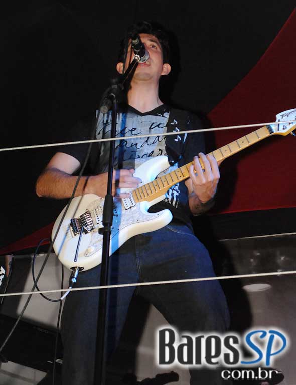 Os agitos do rock'n'roll no palco do Sky Music Bar no sábado Os agitos do rock'n'roll no palco do Sky Music Bar no sábado