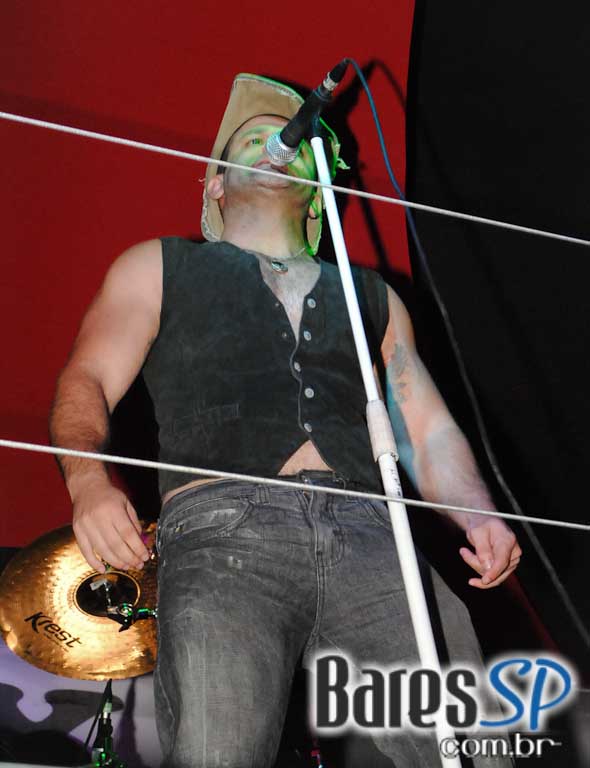 Os agitos do rock'n'roll no palco do Sky Music Bar no sábado Os agitos do rock'n'roll no palco do Sky Music Bar no sábado