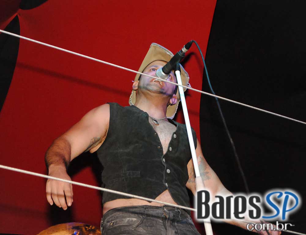 Os agitos do rock'n'roll no palco do Sky Music Bar no sábado Os agitos do rock'n'roll no palco do Sky Music Bar no sábado