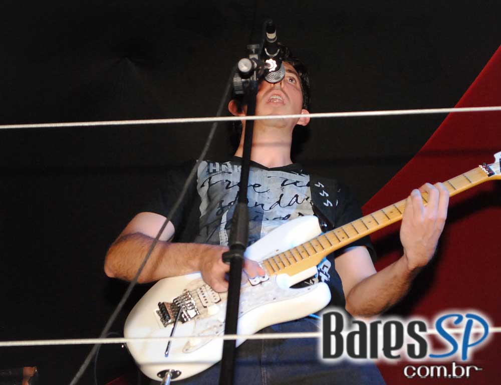 Os agitos do rock'n'roll no palco do Sky Music Bar no sábado Os agitos do rock'n'roll no palco do Sky Music Bar no sábado