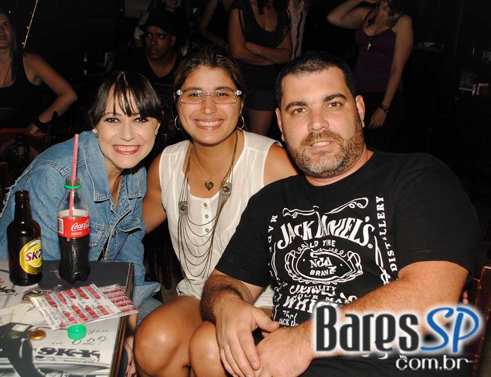 Os agitos do rock'n'roll no palco do Sky Music Bar no sábado Os agitos do rock'n'roll no palco do Sky Music Bar no sábado
