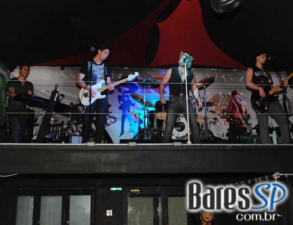 Os agitos do rock'n'roll no palco do Sky Music Bar no sábado Os agitos do rock'n'roll no palco do Sky Music Bar no sábado