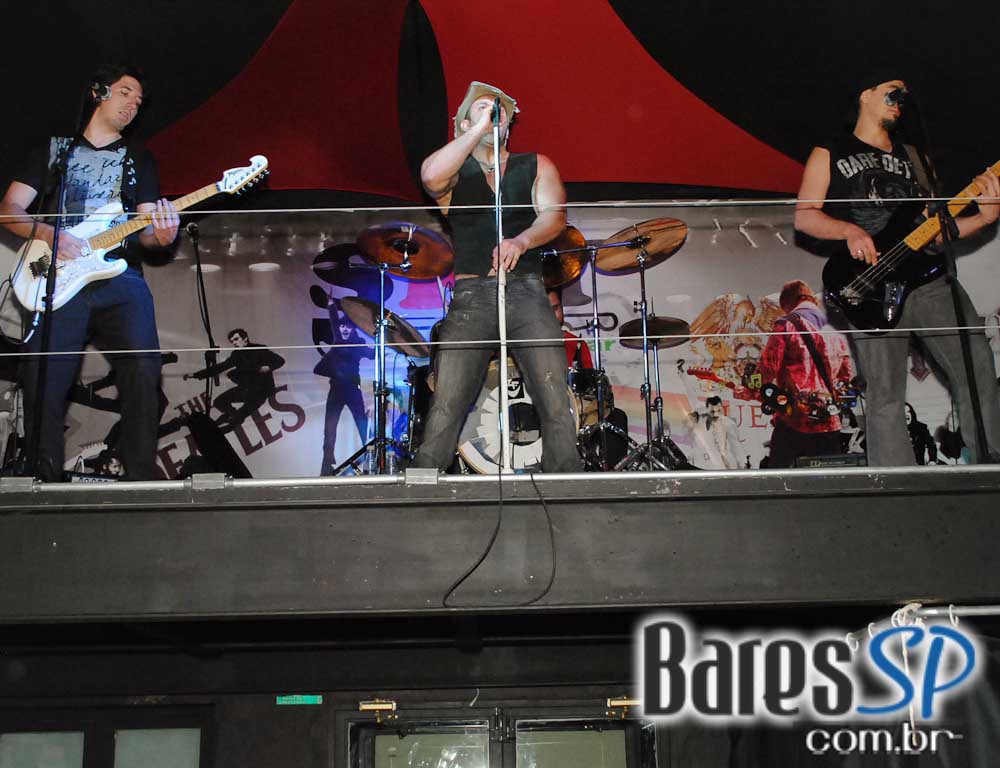 Os agitos do rock'n'roll no palco do Sky Music Bar no sábado Os agitos do rock'n'roll no palco do Sky Music Bar no sábado