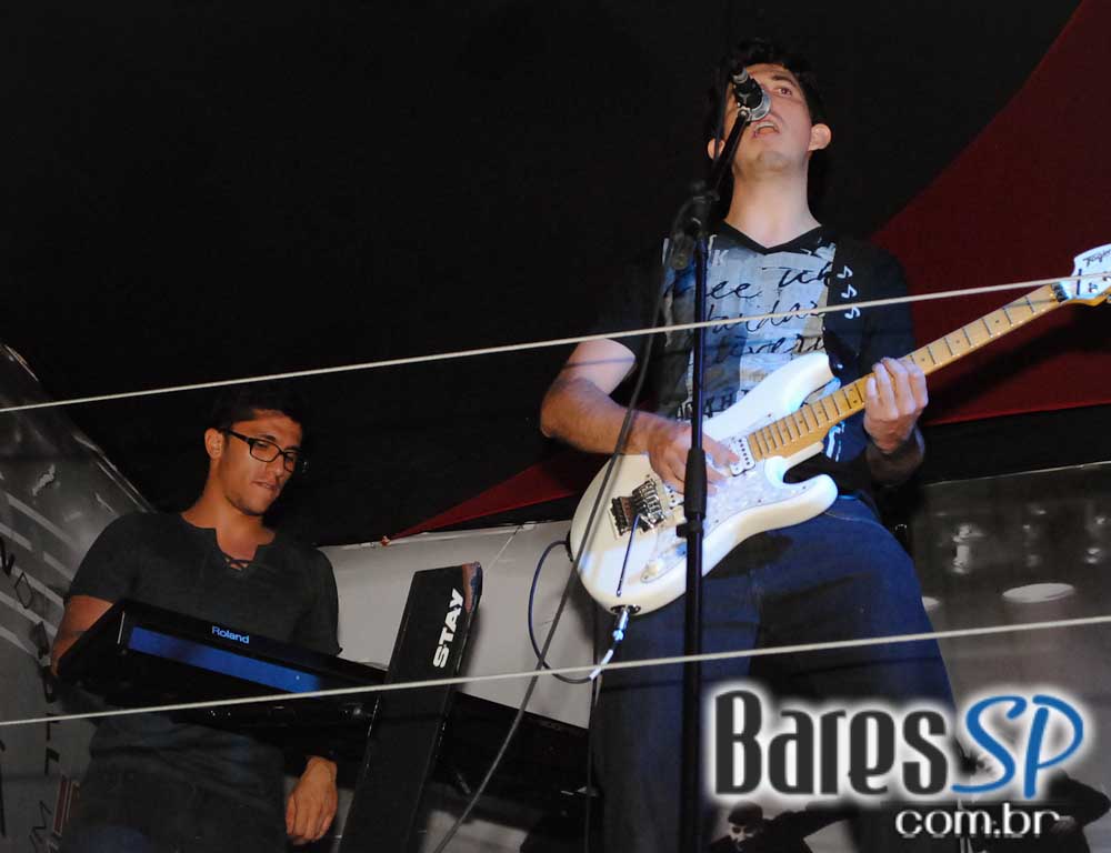 Os agitos do rock'n'roll no palco do Sky Music Bar no sábado Os agitos do rock'n'roll no palco do Sky Music Bar no sábado